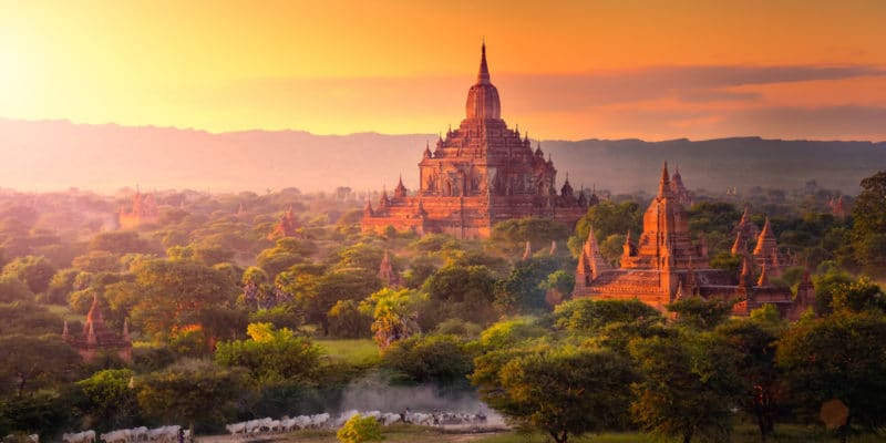 Myanmar - Behind the Buddha